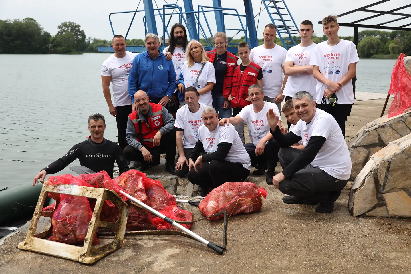 Kompanija Henkel Srbija očistila Gradsko jezero u Beloj Crkvi u okviru projekta „Volim reku, a ti?“