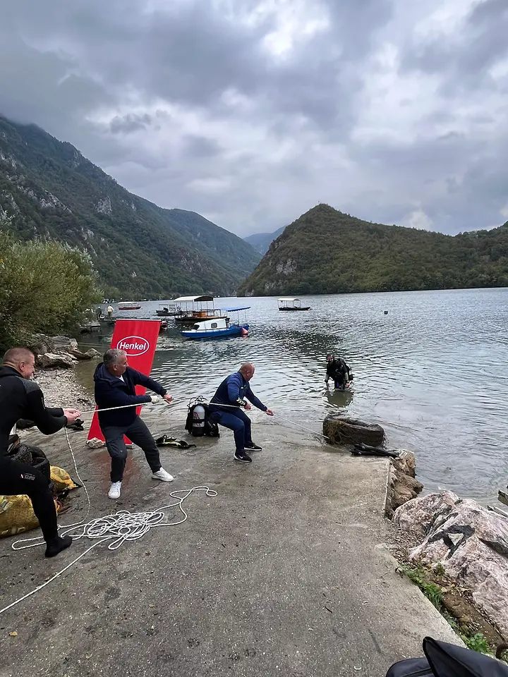 Održana akcija čišćenja jezera Perućac u okviru projekta „Volim reku, a ti?“