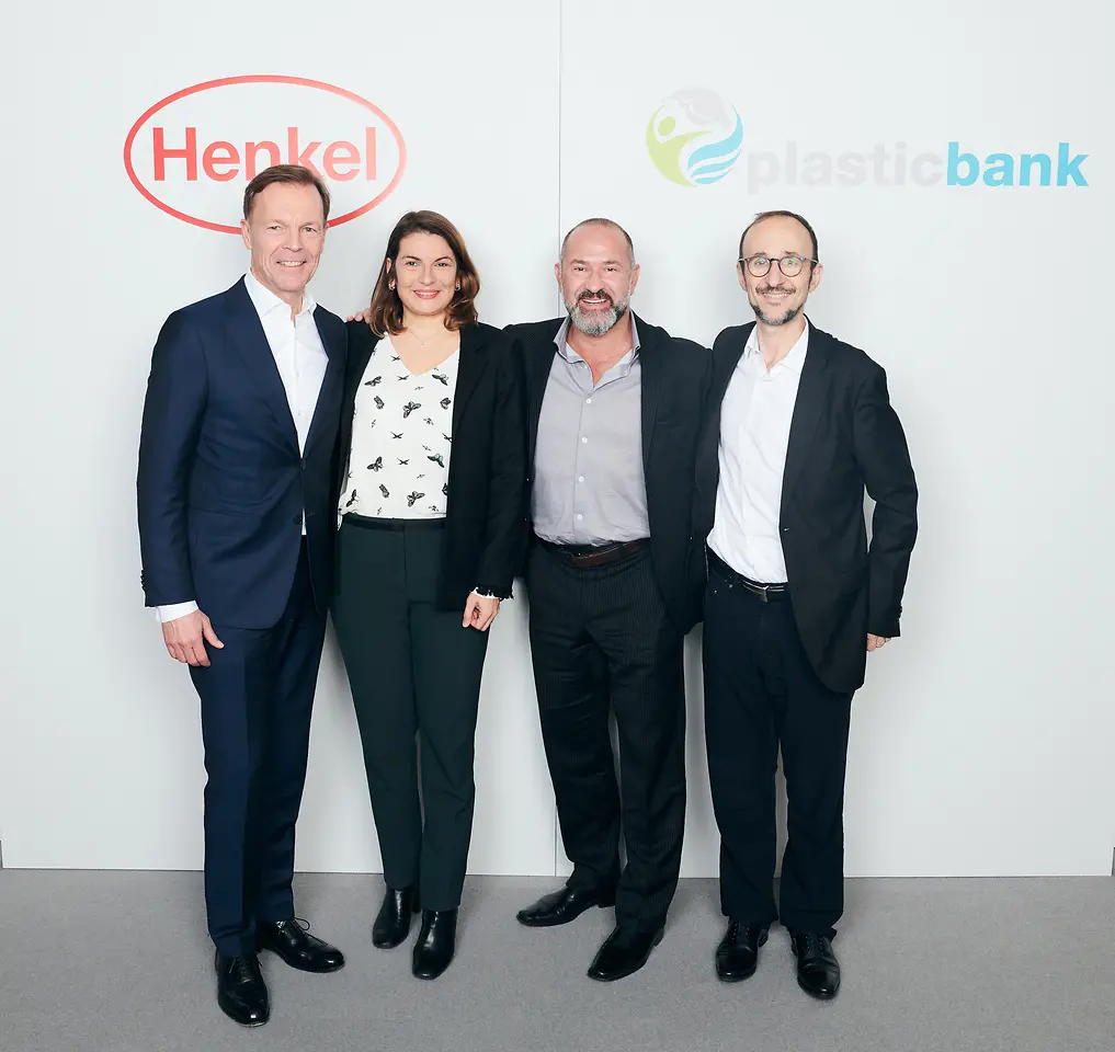 Next step in the partnership of Henkel and Plastic Bank (von links): Jens-Martin Schwärzler (Henkel), Sylvie Nicol (Henkel), David Katz (Plastic Bank), and Bruno Piacenza (Henkel) 